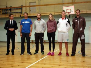 Siguldas pilsētas vidusskolas sporta klases skolēni sāk mācību gadu, sportojot kopā ar olimpiešiem