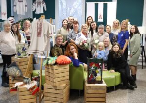 Ukraiņu kopienas rokdarbu izstādes atklāšana Siguldas novada bibliotēkā