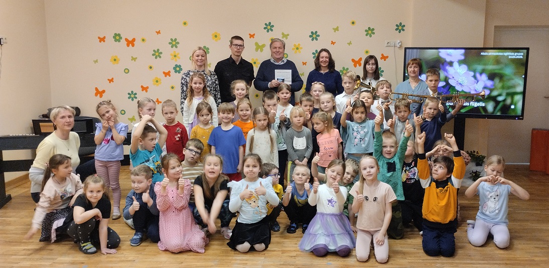 Siguldas Mākslu skolas “Baltais flīģelis” jaunie mūziķi iepriecina Allažu pirmsskolas grupas bērnus