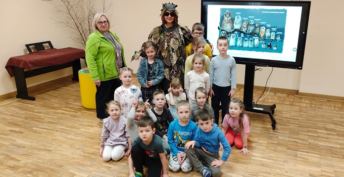 Allažu pamatskolas pirmsskolēni piedalās izzinošā nodarbībā “Apodziņš – Latvijas 2026. gada putns”