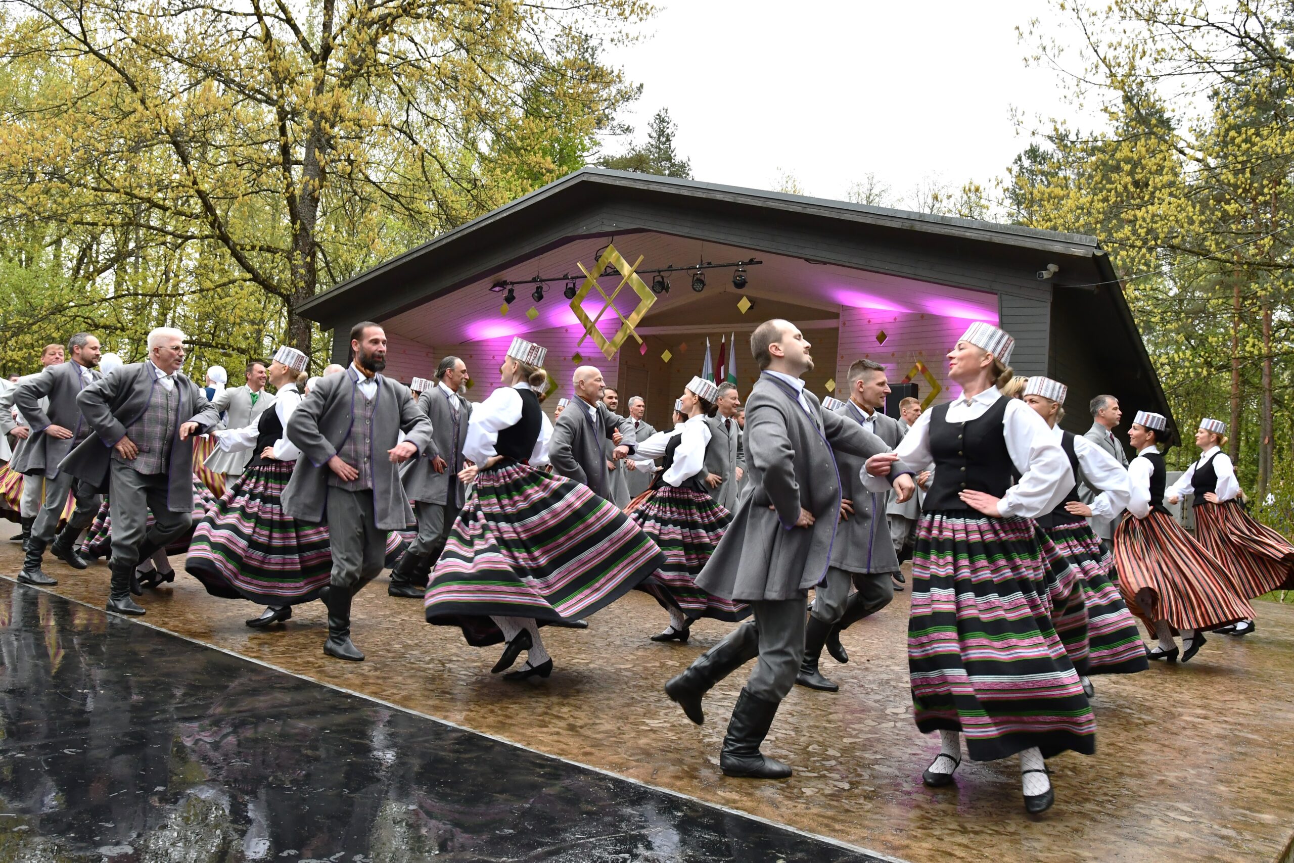 Inčukalna tautas deju kolektīvs “Virši” aicina uz 30 gadu jubilejas koncertu “Baltu dienu nosargāt”