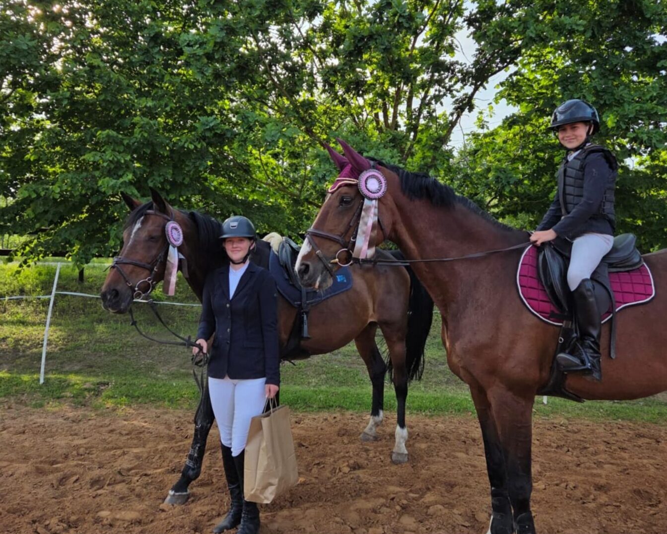 Nodibinājuma “Dimantu pakavi” jātnieki izcīnīja medaļas sacensībās Carnikavā un Mārupē