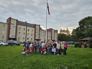 Krišjāņa Barona ielas 14 pagalms Siguldā atzīts par Latvijas sakoptāko daudzdzīvokļu mājas pagalmu&nbsp;