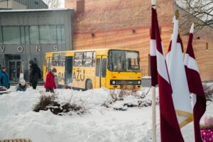 1991. gada barikāžu 35. gadadienai veltīts atceres pasākums pie kultūras centra “Siguldas devons”