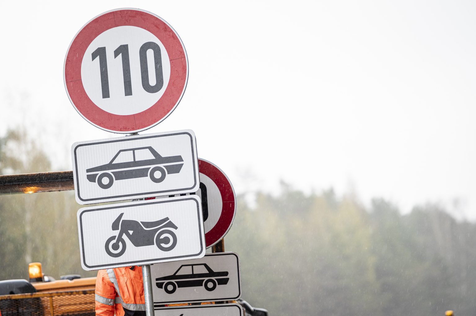 No 15. aprīļa atsevišķos valsts ceļu posmos palielināts maksimālais atļautais ātrums