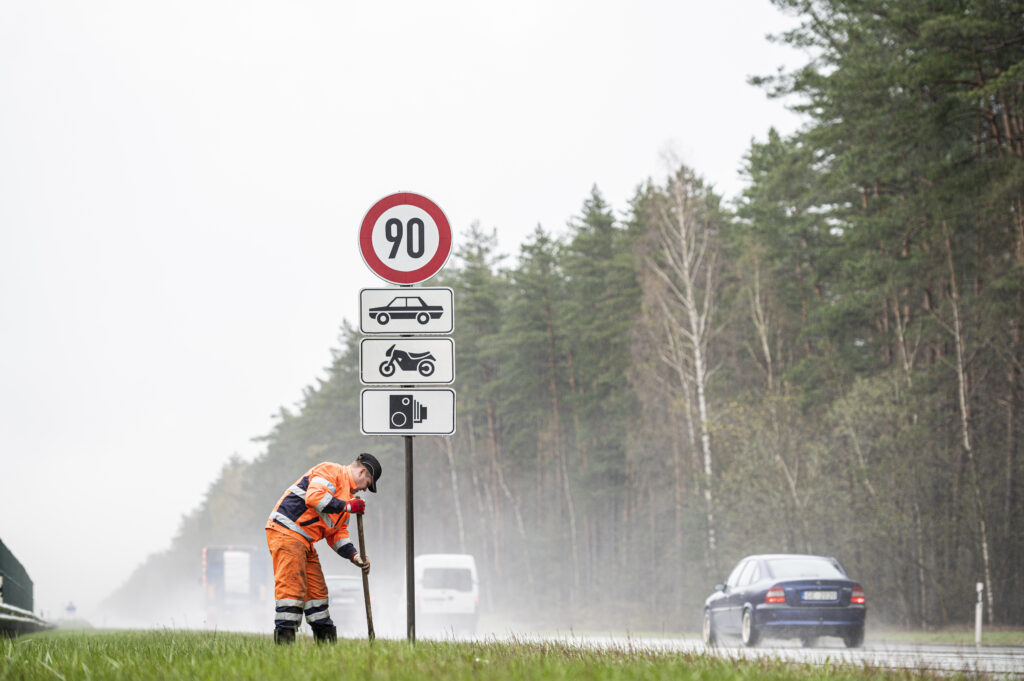 No 15. oktobra maksimālais ātrums uz autoceļiem Latvijā būs 90 kilometri stundā;  izņēmums&nbsp;– Vidzemes šoseja Pierīgā&nbsp;