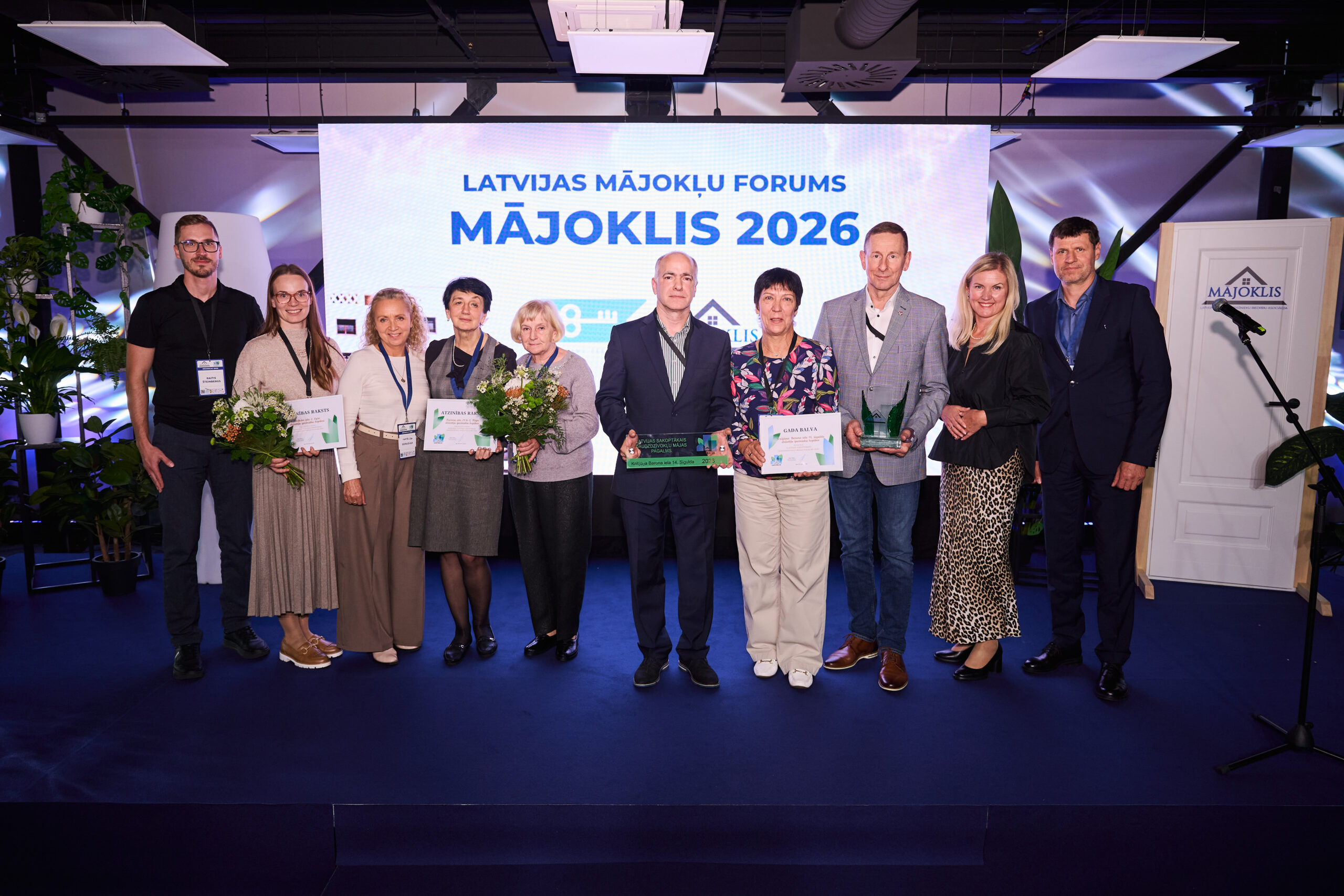 Krišjāņa Barona ielas 14 pagalms Siguldā atzīts par Latvijas sakoptāko daudzdzīvokļu mājas pagalmu&nbsp;