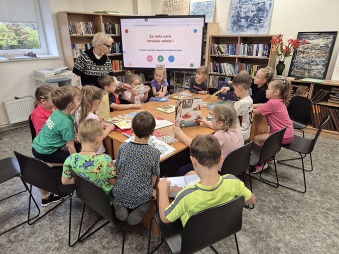 Allažu bibliotēkā notikusi nodarbība pirmsskolas audzēkņiem “Mana mīļā valodiņa!”