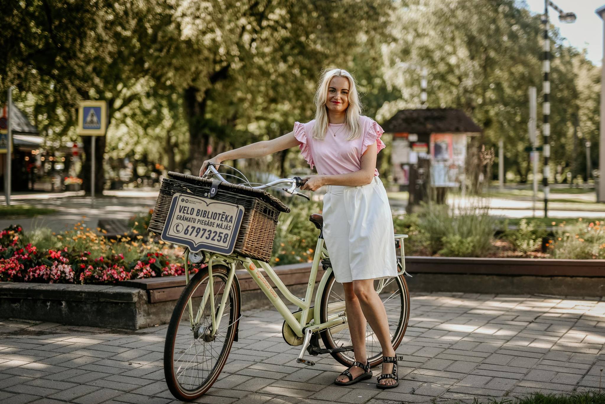 Bibliotēka dodas pie lasītājiem: Siguldā pieejama grāmatu piegāde ar velosipēdu