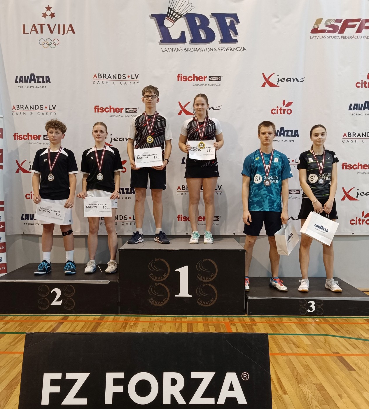 Novadnieki izcīna vairākas medaļas Latvijas čempionātā badmintonā U11, U15 un U19