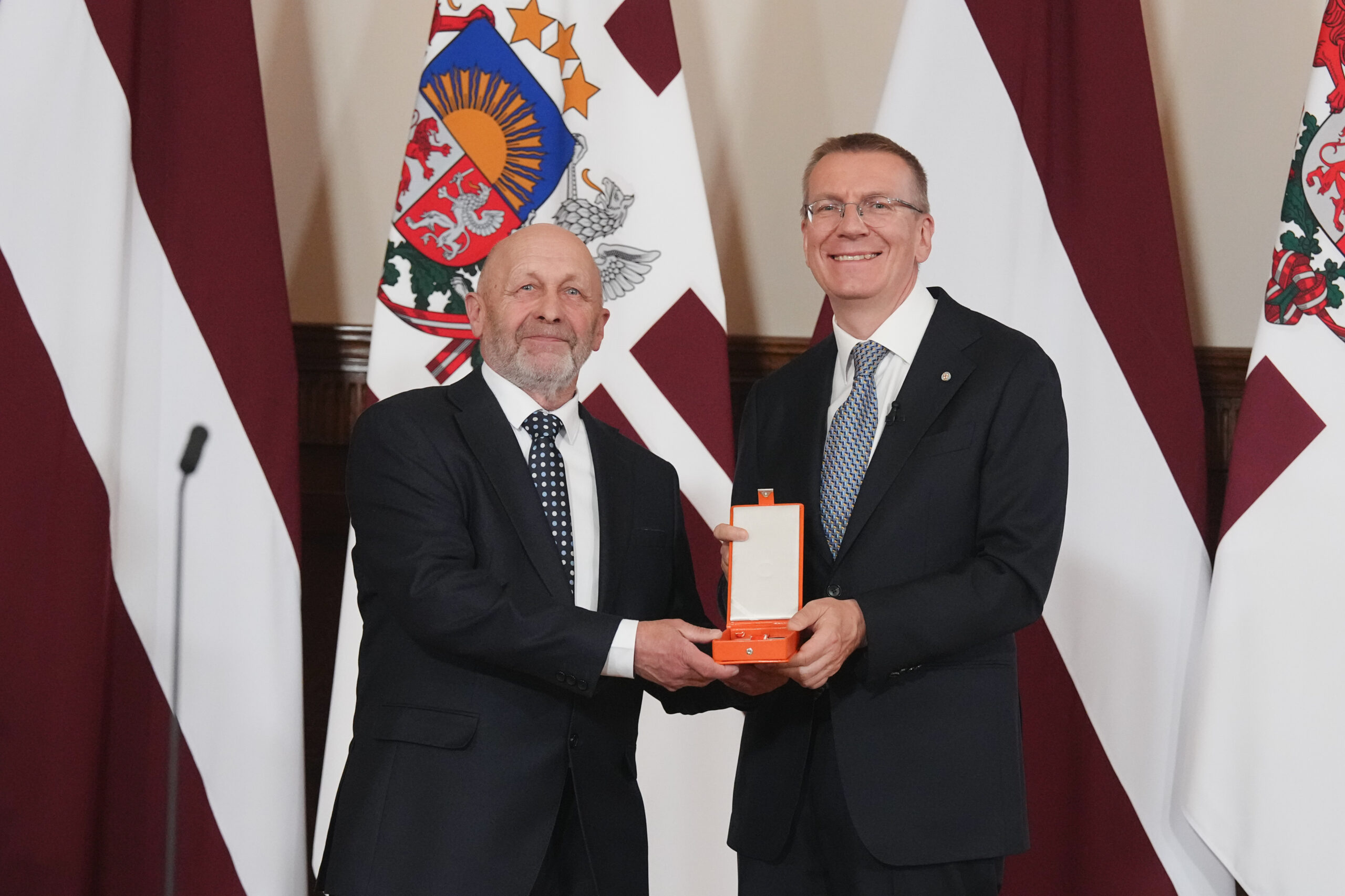 Krimuldas Mūzikas un mākslas skolas direktors Aivars Bunķis saņēmis Atzinības krusta virsnieka apbalvojumu