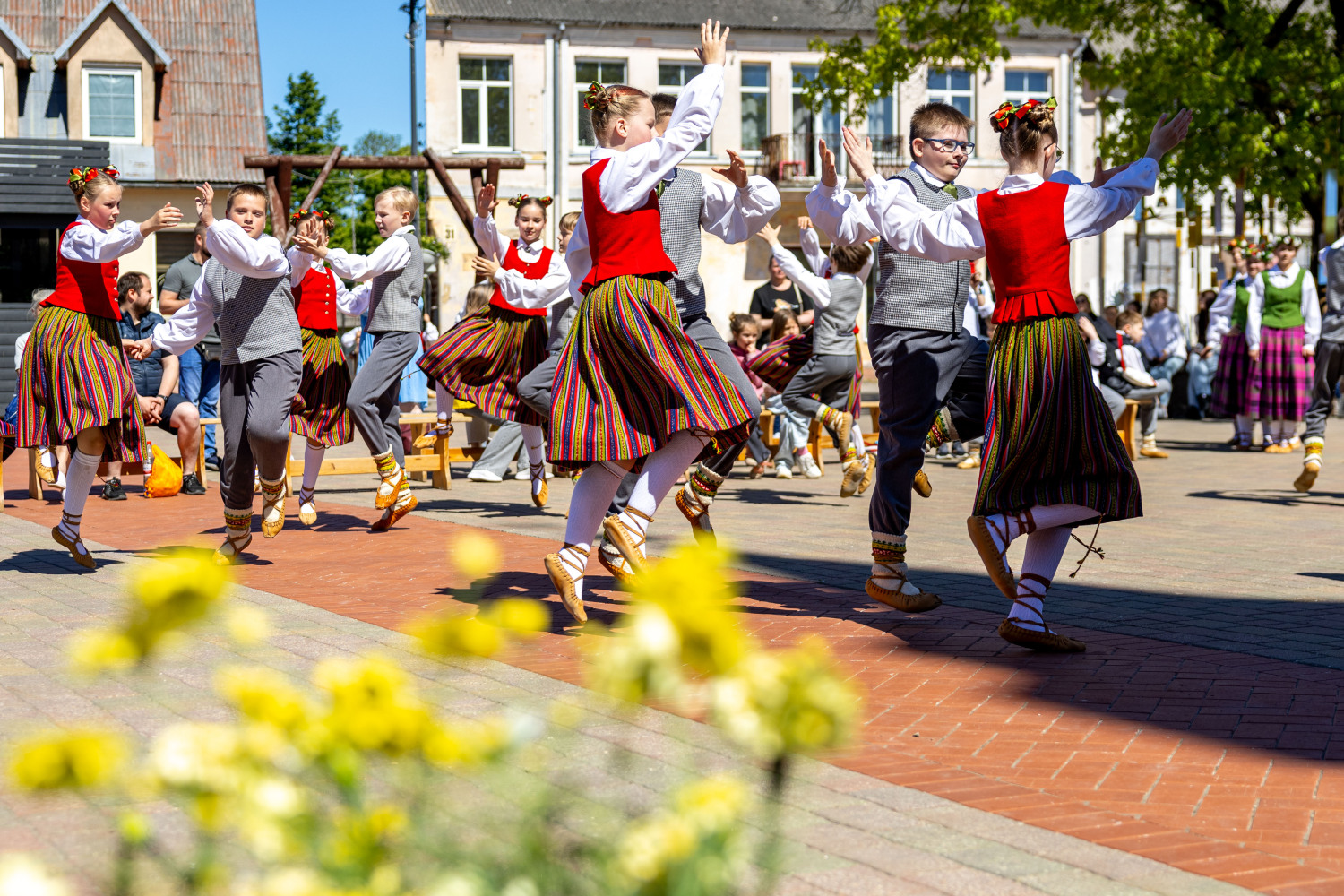 Siguldas novada skolēni spoži pārstāvējuši novadu tautas deju festivālā “Latvju bērni danci veda”