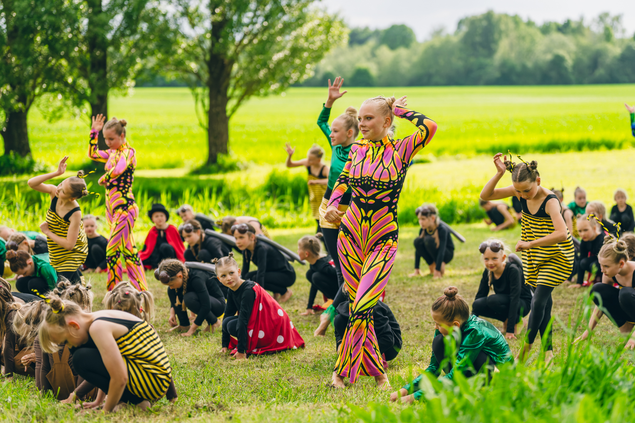 Aizvadīta deju grupas “A‑Zarts“ izrāde “Kas tur pļavā čabinās?”