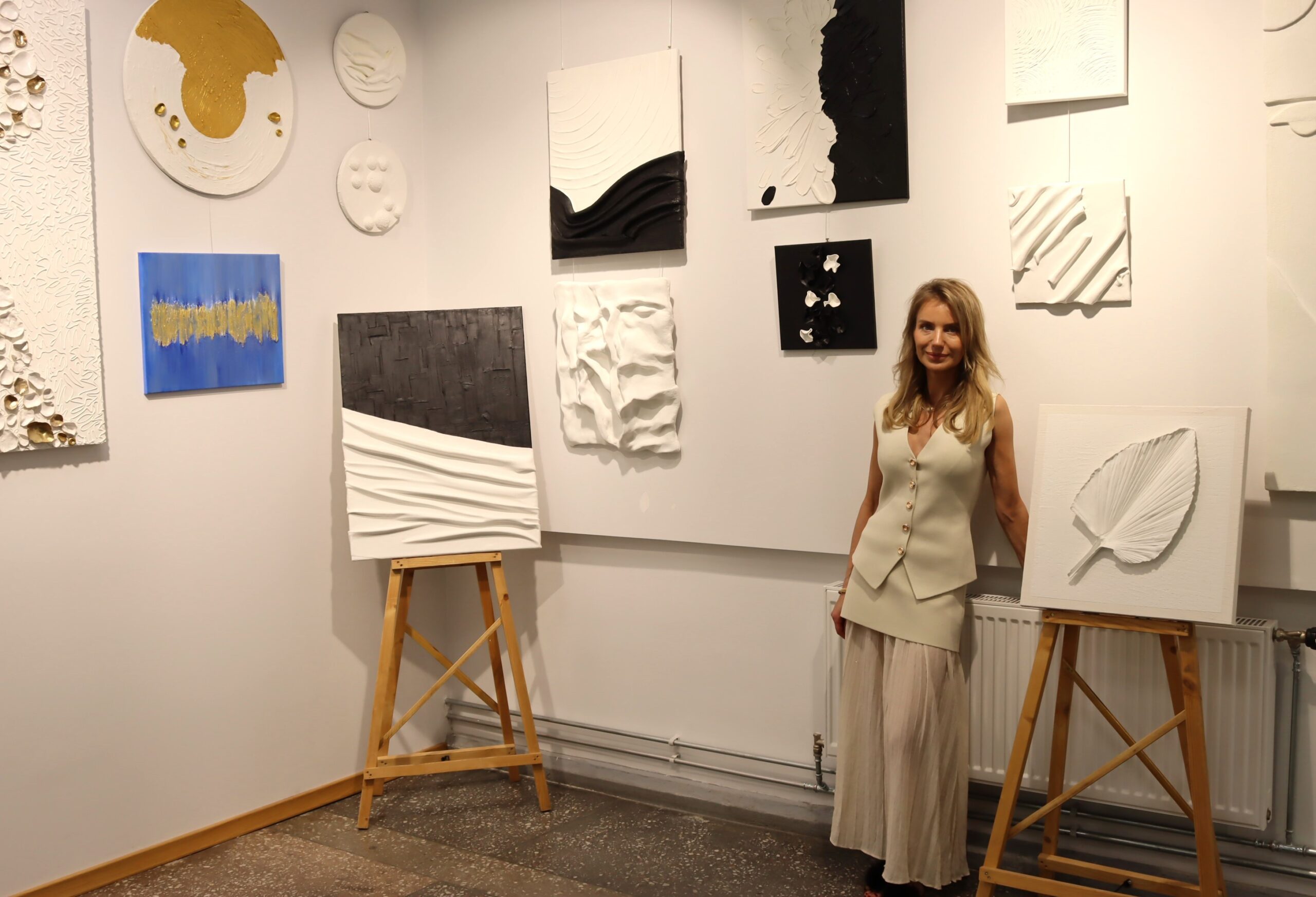 Siguldas novada bibliotēkā apskatāma Līgas Ozoliņas izstāde “Faktūra un miers”