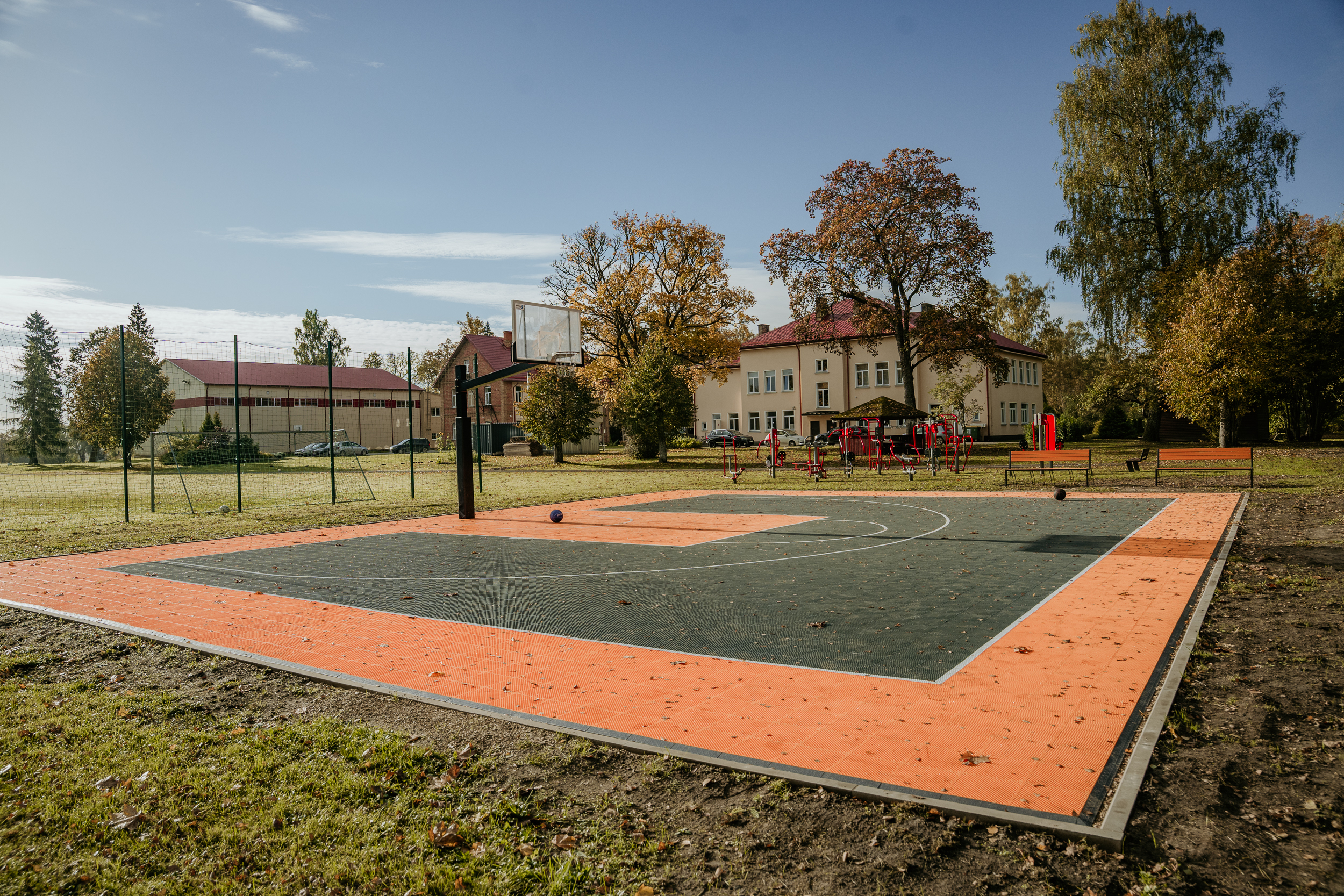 Lēdurgā atklāts jauns universāls sporta laukums