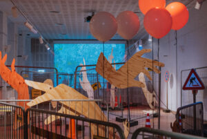 Džemmai Skulmei veltītās izstādes “Uzmanību! Uz ceļa strādā!” atklāšana kultūras centrā “Siguldas devons”