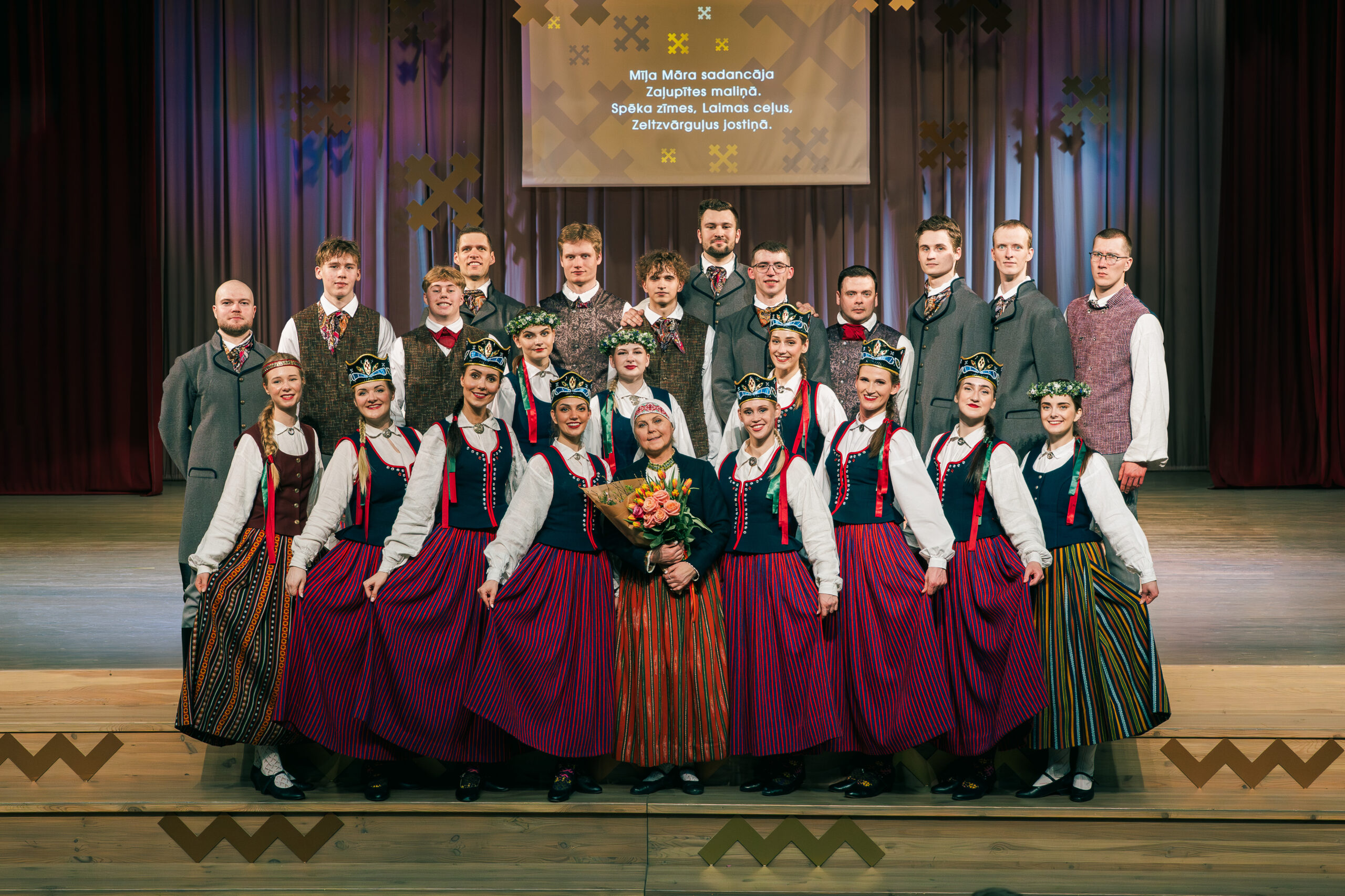 Mālpilī izskanējis deju kopas “Māra” 35 gadu jubilejas koncerts “Trejžuburu Māras deja”