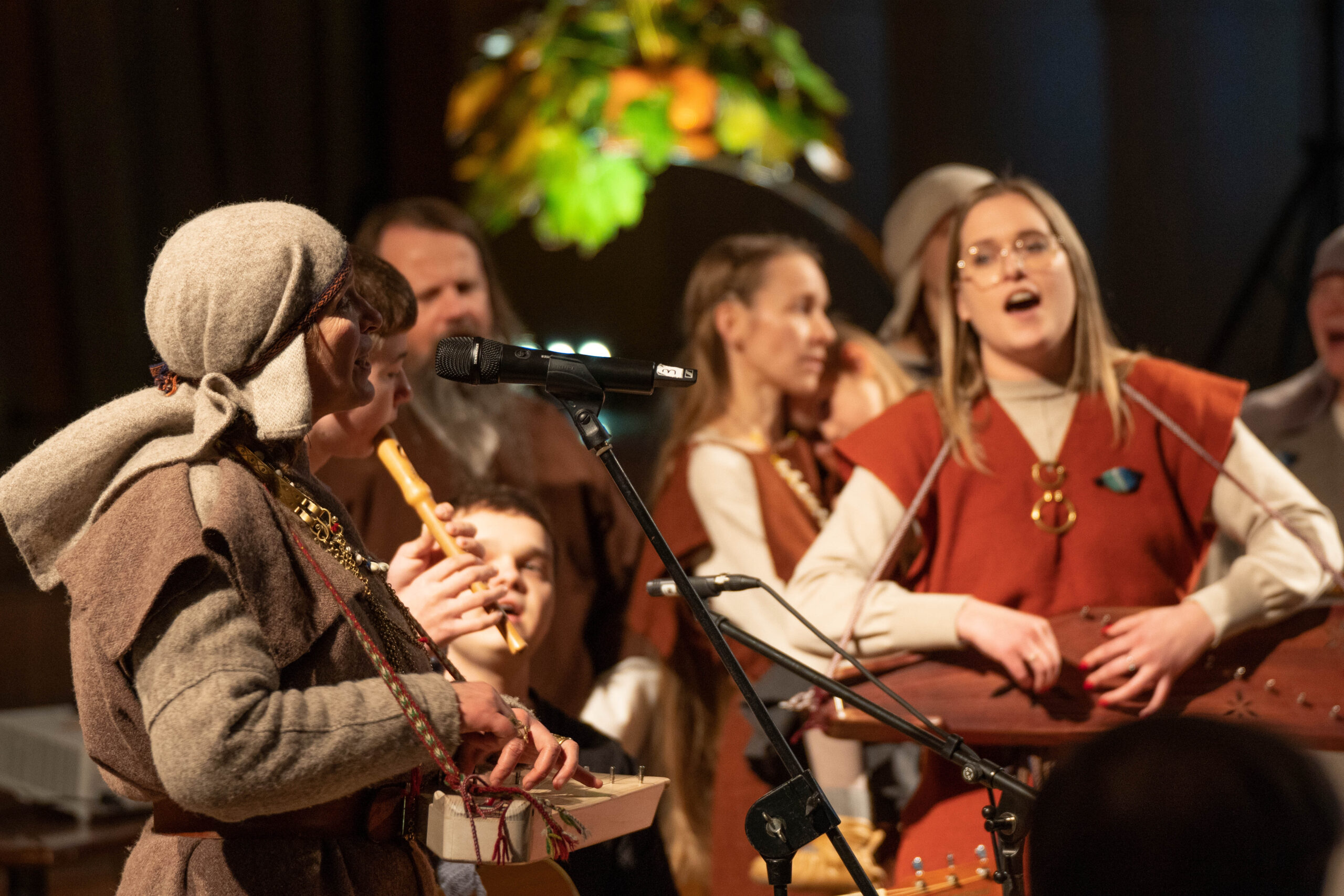 Ar dziesmām un draugiem Lēdurgā nosvinēta folkloras kopas “Putni” 21 gada jubileja