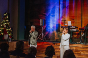 Senioriem veltīta Ziemassvētku noskaņu koncertprogramma “Ir laiks nosvinēt” Siguldas pagasta Kultūras namā