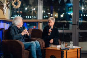 “[Ie]nāc literatūrā” Guntars Godiņa saruna ar Daci Meieri kafejnīcā “Valhalla Lounge”