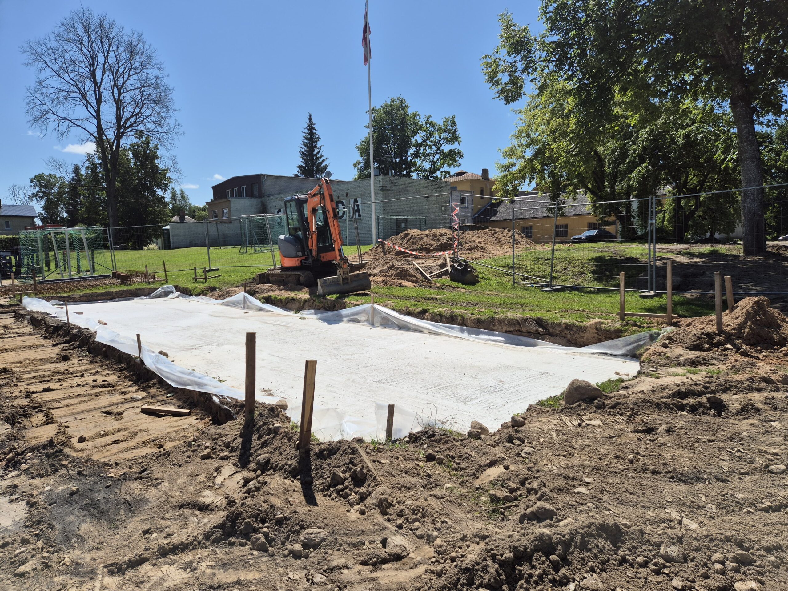 Notiek skatītāju tribīņu izbūves darbi Depo sporta laukumā Siguldā