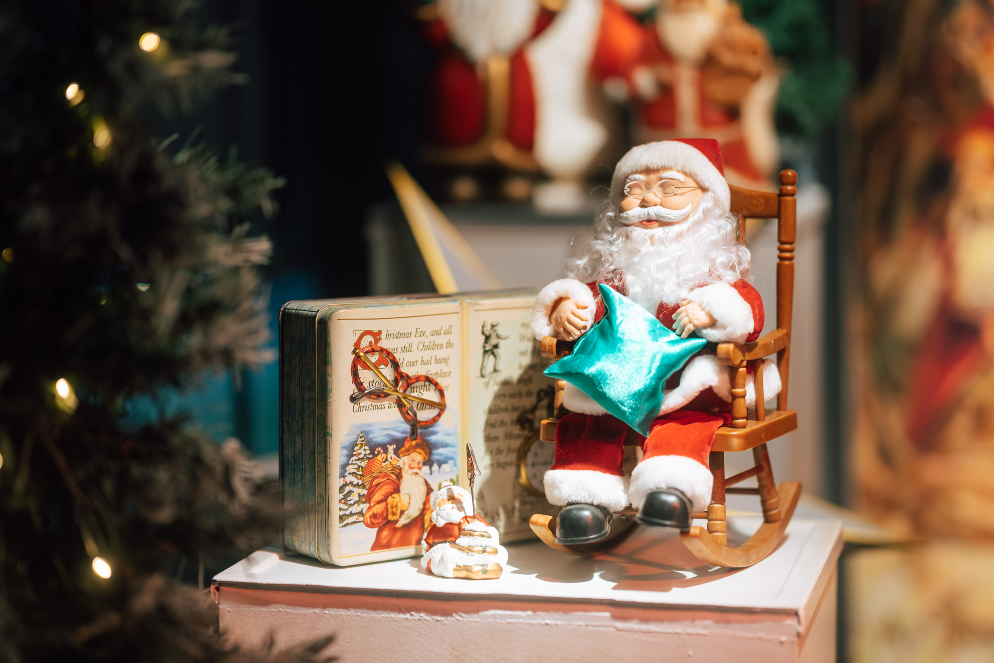 Mākslinieku Ināras un Ulda Liepas Ziemassvētku vecīšu un Salaveču kolekcijas izstāde “Brīnumu maisi”