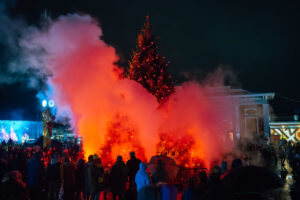 Ziemassvētku egles iedegšana ar Brīnumskapja varoņiem Siguldas dzelzceļa stacijas laukumā