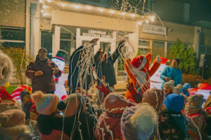 Ziemassvētku egles iedegšana kopā ar Labubu un Lapsēnu pie Lēdurgas Kultūras nama