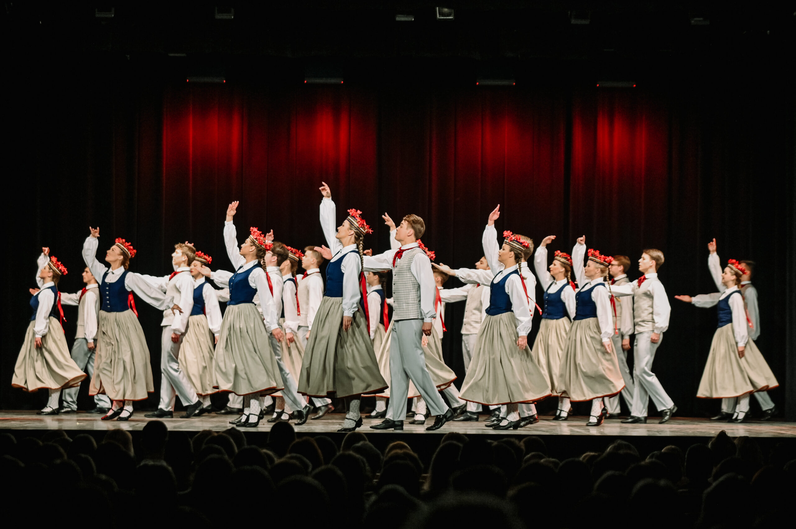 Kultūras centrā “Siguldas devons” notiks jauniešu deju kolektīva “Vizbulīte” un draugu koncerts “Latvija. Draugi. Mēs”