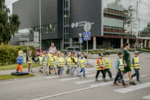Atstarojoši elementi pie gājēju pārejām