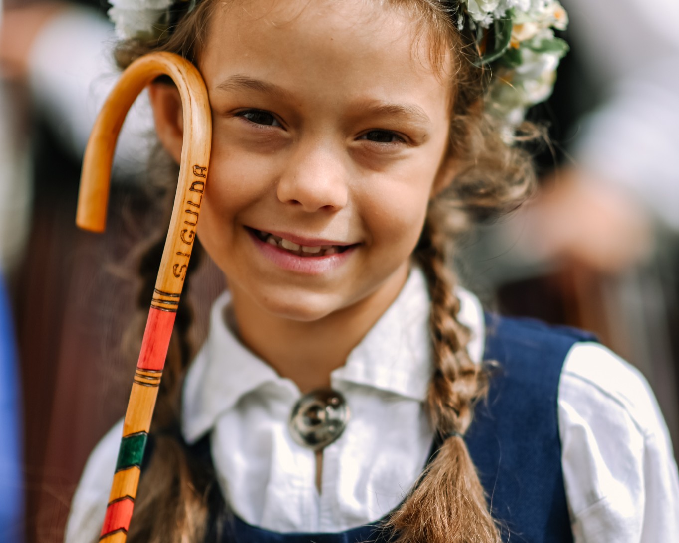 Novada kolektīvus svētku gājienā vienos īpašs simbols – Siguldas spieķis