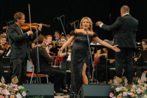 XXXIII Starptautiskie Opermūzikas svētki. Klavieru DUO Siguldas Jaunās pils dārzā un Galā koncerts “Ielūdz Annija Ādamsone” Siguldas pilsdrupu estrādē