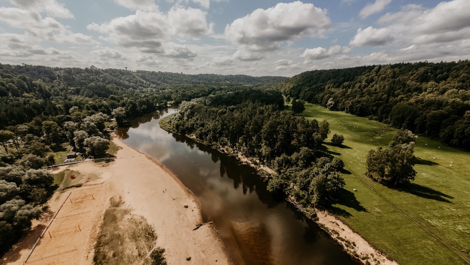 Gaujas peldvietā paaugstināts ūdens līmenis; peldēties aizliegts