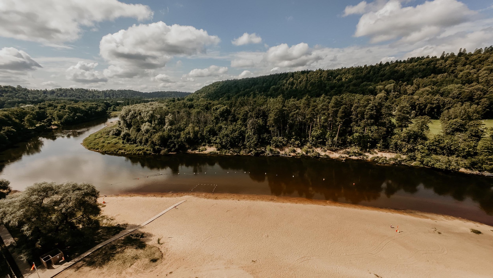 Ūdens kvalitāte Gaujas peldvietā neatbilst prasībām; peldēties aizliegts