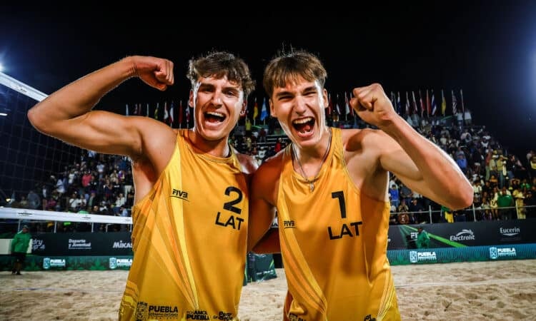 Novadnieks Gustavs Auziņš kopā ar Kristianu Fokerotu izcīna zelta medaļas pasaules pludmales volejbola čempionātā