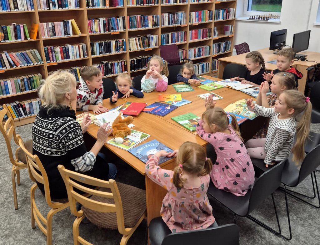 Allažu bibliotēkā norisinājās izzinoša nodarbība “Skani mana valodiņa!” Allažu pamatskolas pirmsskolas grupu audzēkņiem