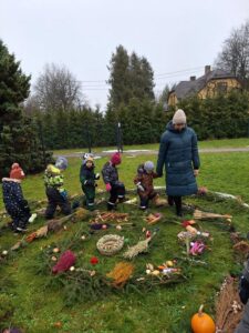 Radošā darbnīca “Iepīt Ziemassvētkus!” Allažu pamatskolas pirmsskolas grupu bērniem Allažu bibliotēkā