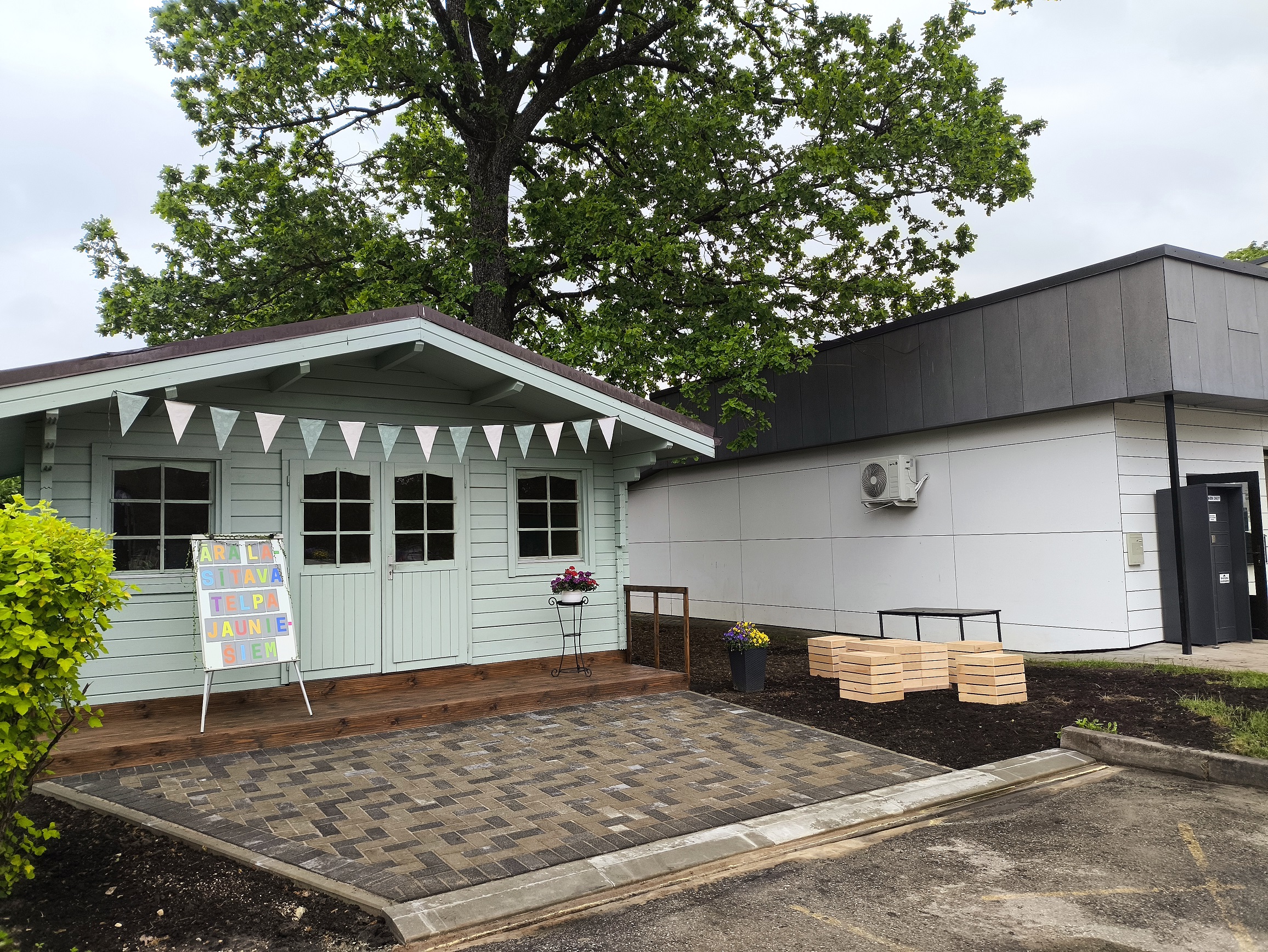 Inčukalnā izveidota bibliotēkas āra lasītava un telpa jauniešiem; sestdien notiks atklāšanas pasākums