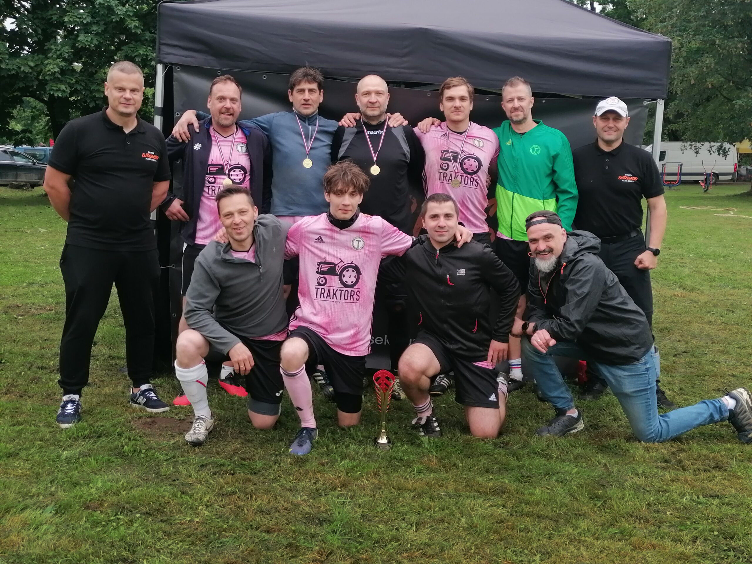 Mālpils Zemeņu svētkos aizvadīts virves vilkšanas turnīrs