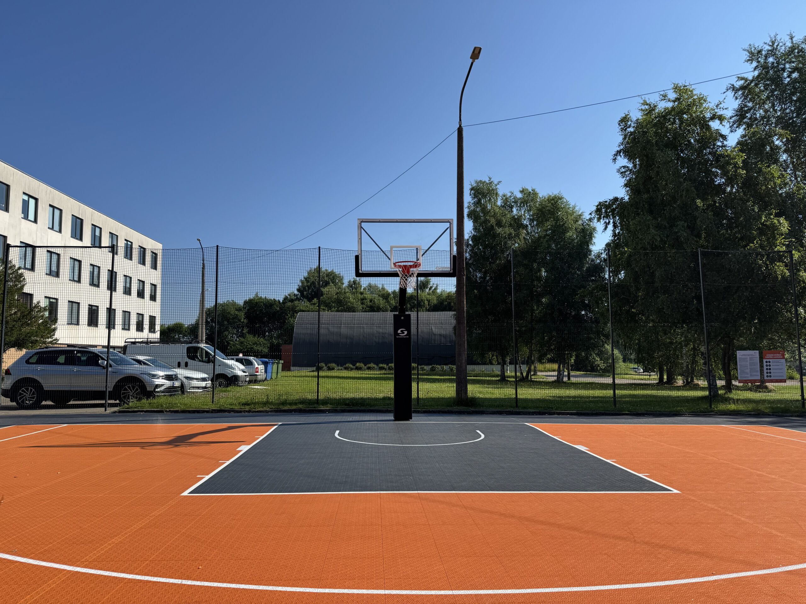 Pie Siguldas pilsētas vidusskolas atklāts jauns 3x3 basketbola laukums