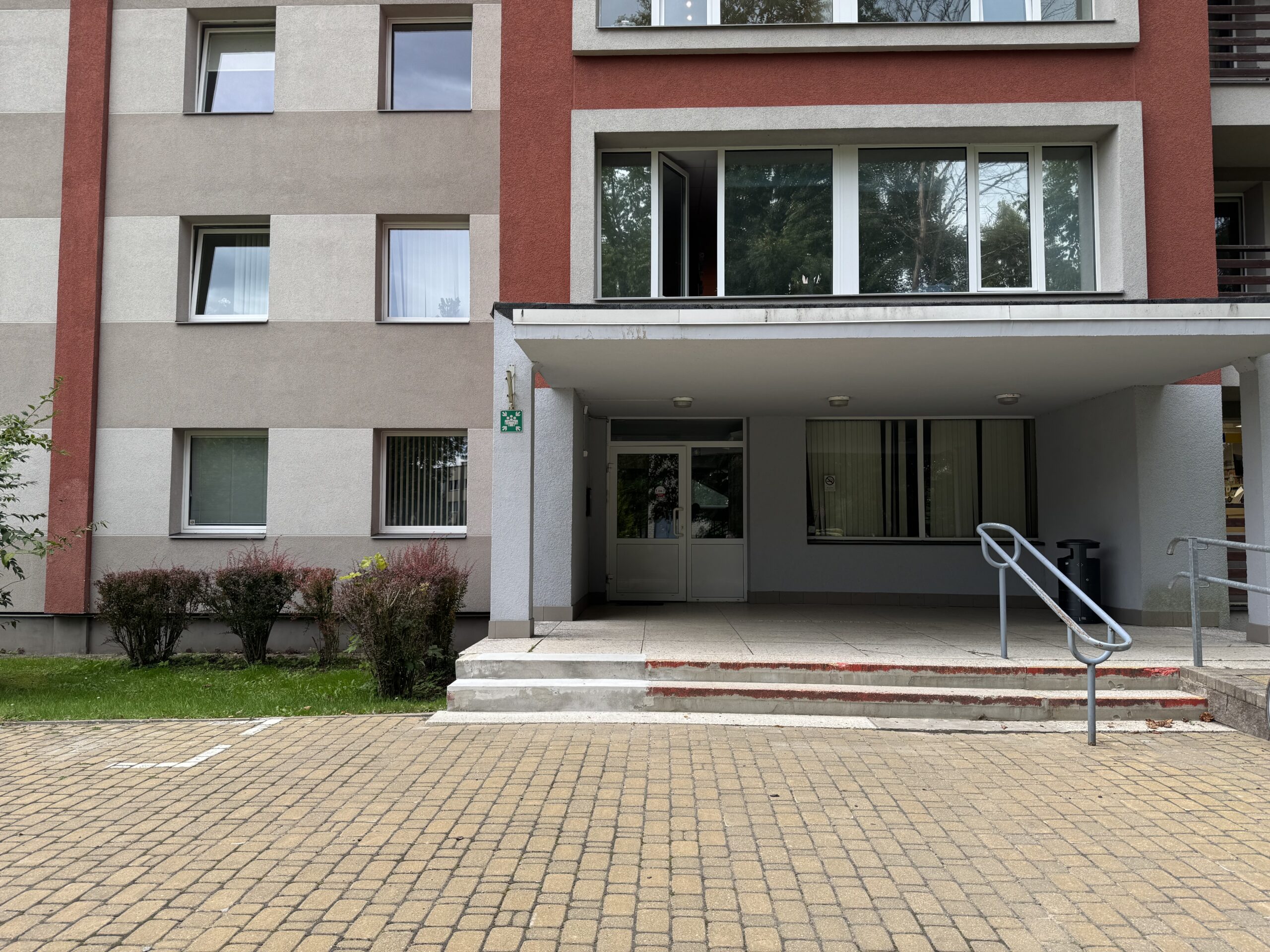 Siguldas poliklīnikā uzsākta ieejas durvju nomaiņa, uzlabojot ēkas pieejamību