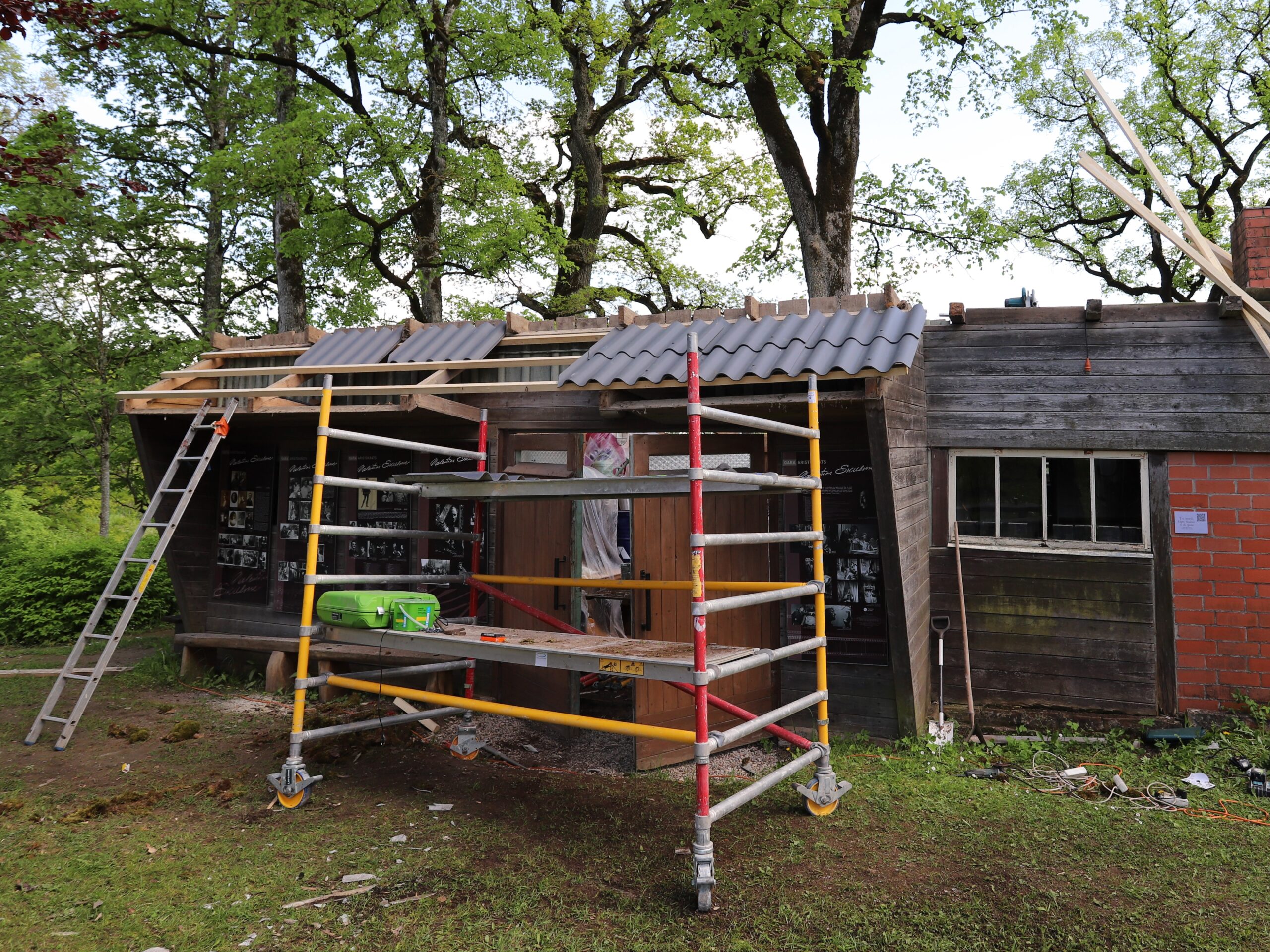 Sākti Skulmju dzimtas mājas un saimniecības ēkas jumta pārbūves darbi