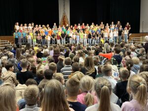 Koncertuzvedums “Pirmklasnieku ceļojums uz Parīzi” Siguldas 1.&nbsp;pamatskolā