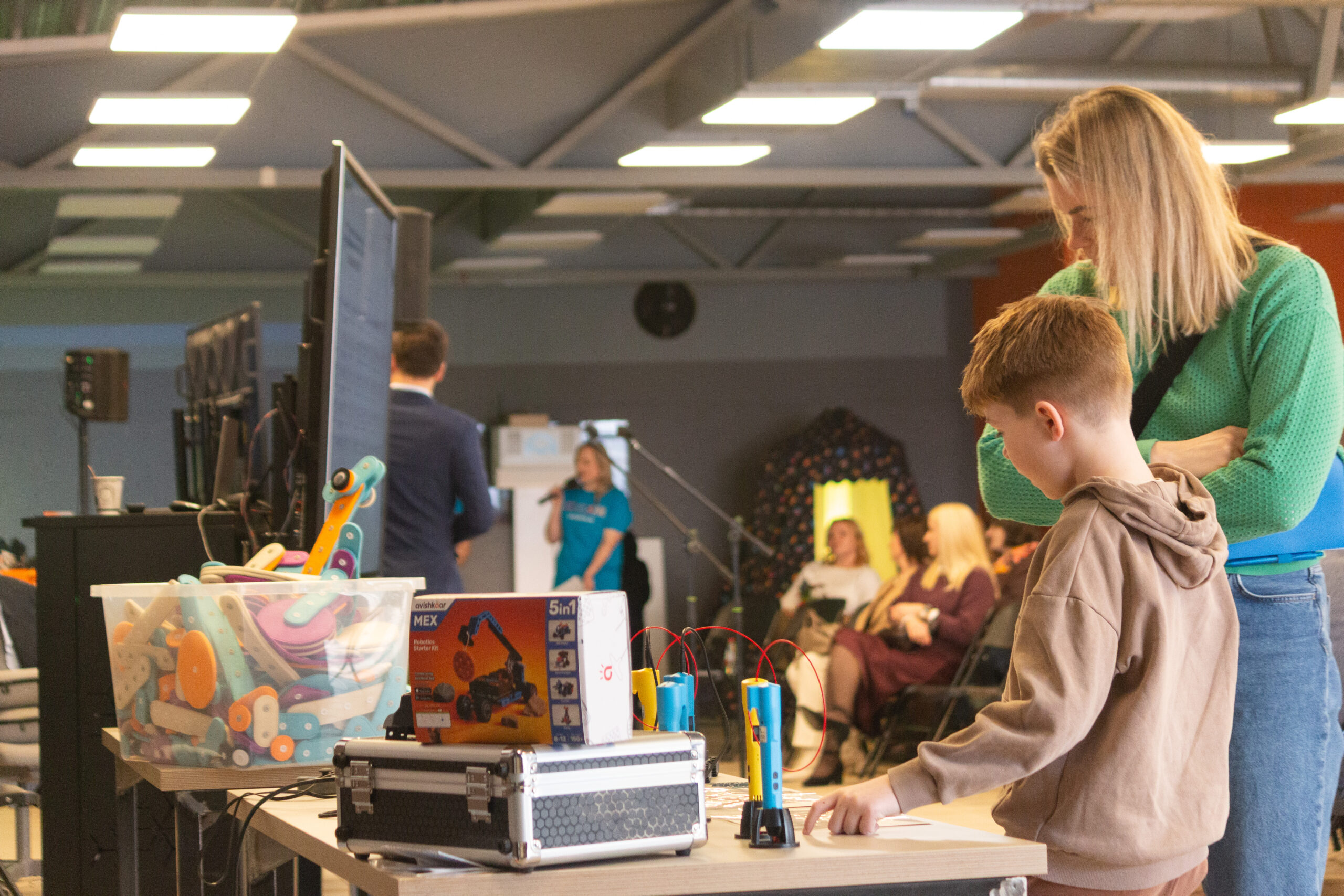 Paplašinātajā STEAM izglītības un tehnoloģiju centrā atklāta iekļaujošās izglītības tehnoloģiju telpa