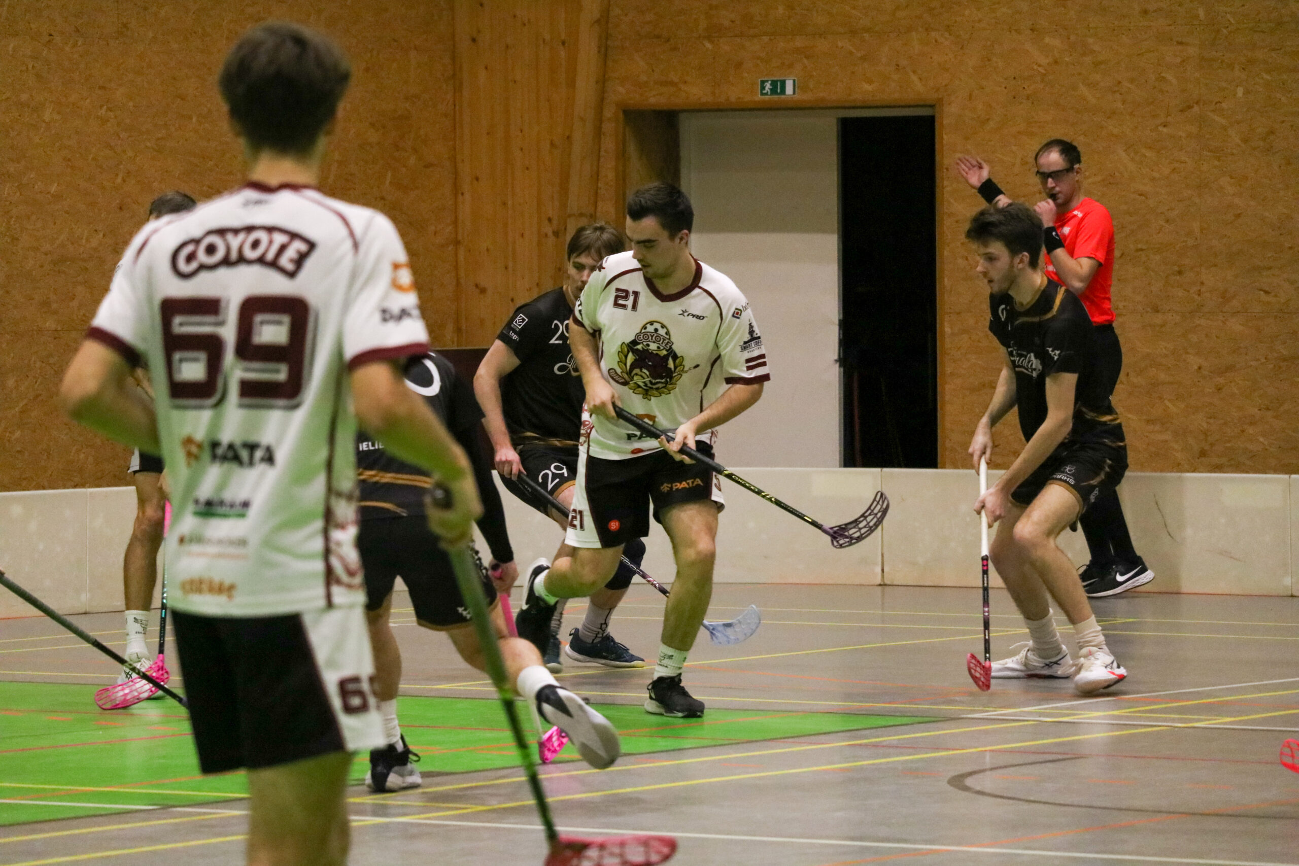 Florbola komanda “SK Coyote/IxCom/FBK Valmiera” Inčukalna Sporta centrā aizvadīja mājas spēli