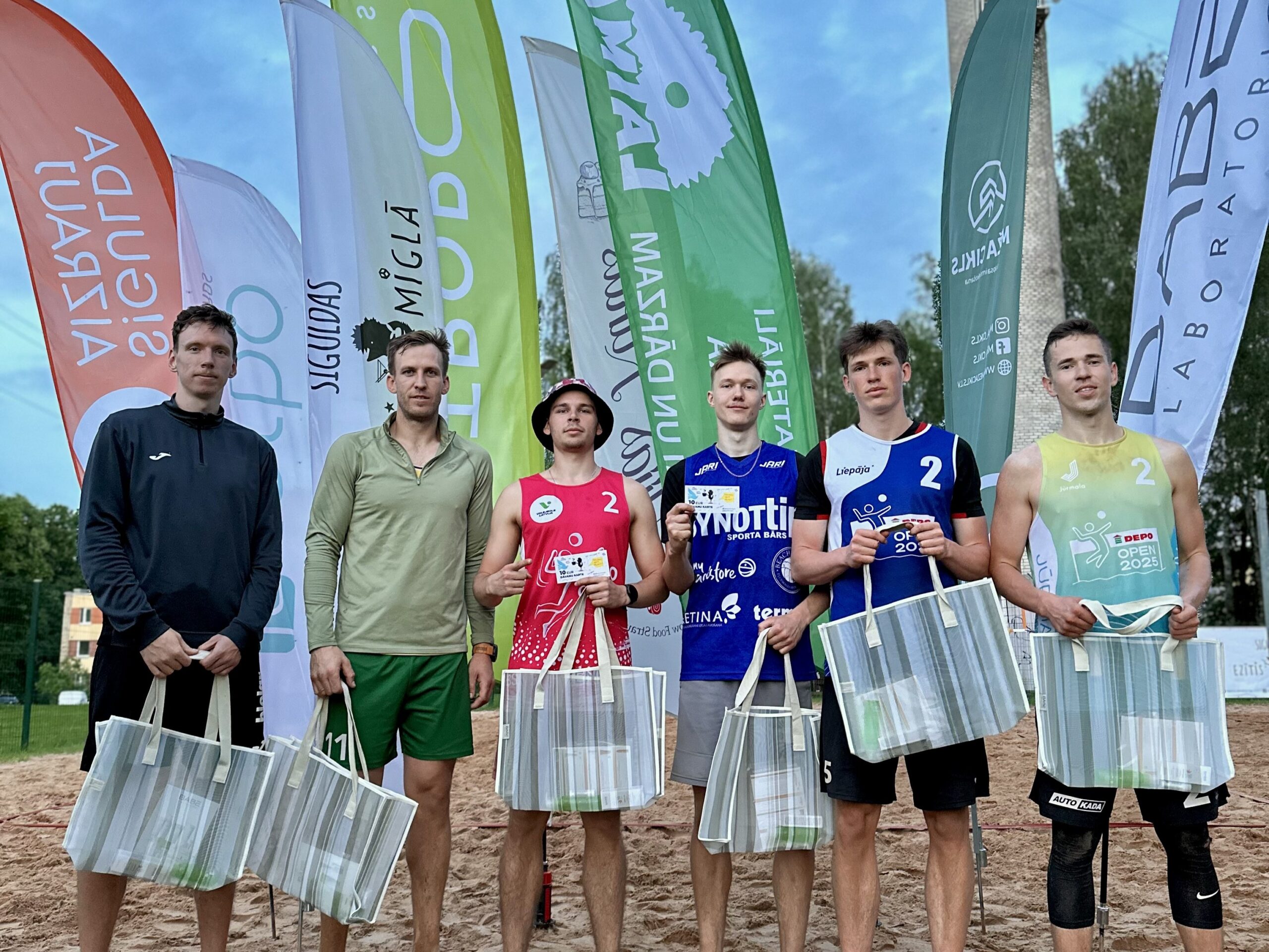 Pludmales volejbola sacensību “Raganas kauss” 2.&nbsp;posms pulcēja 17 komandas