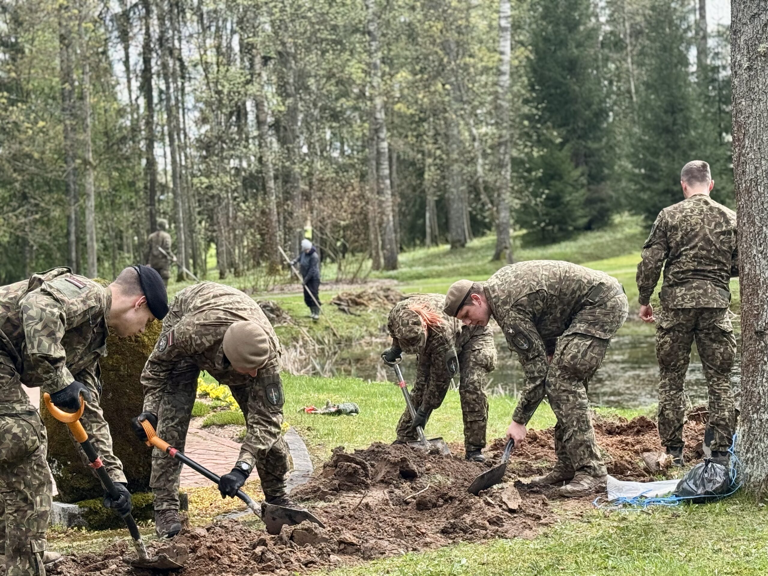 Siguldas novada pašvaldības darbinieki talko, stiprinot gan vidi, gan drošību