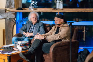 “[Ie]nāc literatūrā” Guntara Godiņa saruna ar Eduardu Aivaru kafejnīcā “Valhalla Lounge”