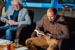 “[Ie]nāc literatūrā” Guntara Godiņa saruna ar tulkotāju Denu Dimiņu kafejnīcā “Valhalla Lounge”