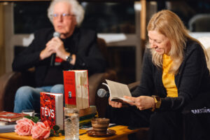 “[Ie]nāc literatūrā” Guntara Godiņa saruna ar Ingu Žoludi kafejnīcā “Valhalla Lounge”